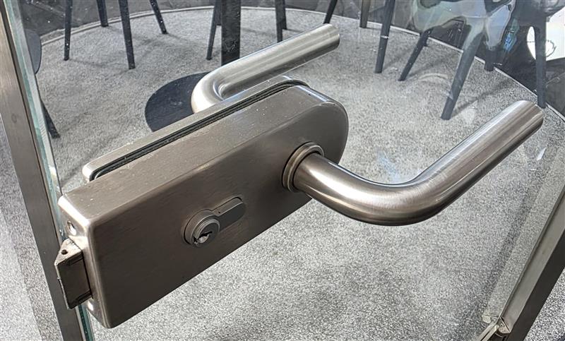 Ø7m (23 ft) H4,15m (12 ft) Luxury Aura Dome™ with Glass Door